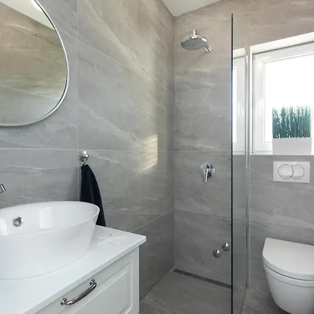 Brand New Viktorija Just 250m From The Beach!