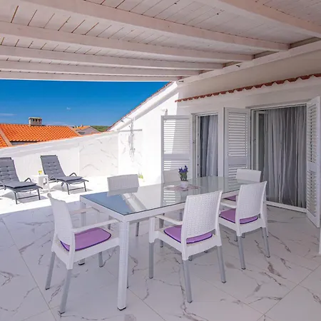 Brand New Viktorija Just 250m From The Beach!