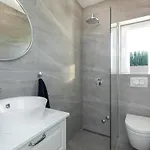 Brand New Viktorija Just 250m From The Beach!