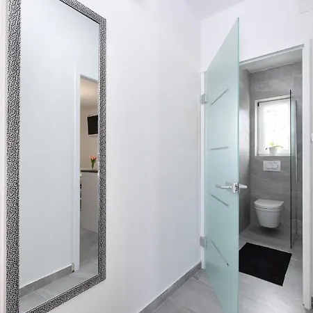Brand New Viktorija Just 250m From The Beach! קרק