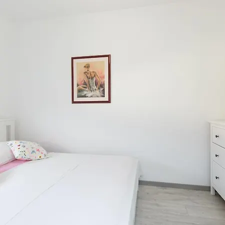 Brand New Viktorija Just 250m From The Beach!