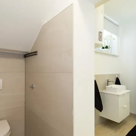 Brand New Viktorija Just 250m From The Beach!