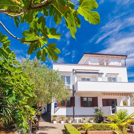 Brand New Viktorija Just 250m From The Beach!