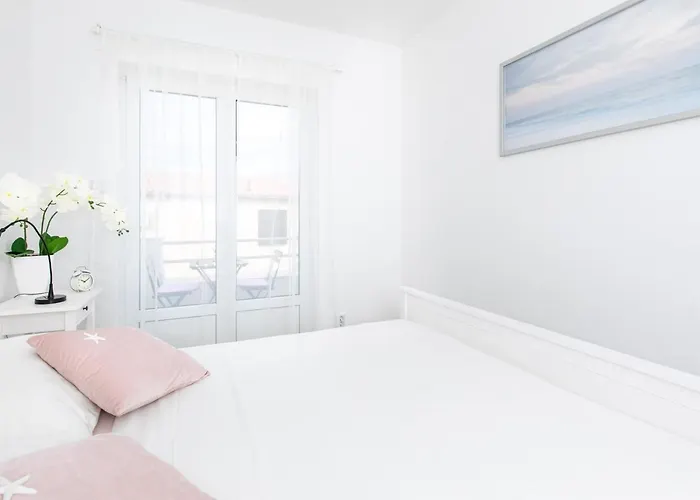 Brand New Viktorija Just 250m From The Beach!