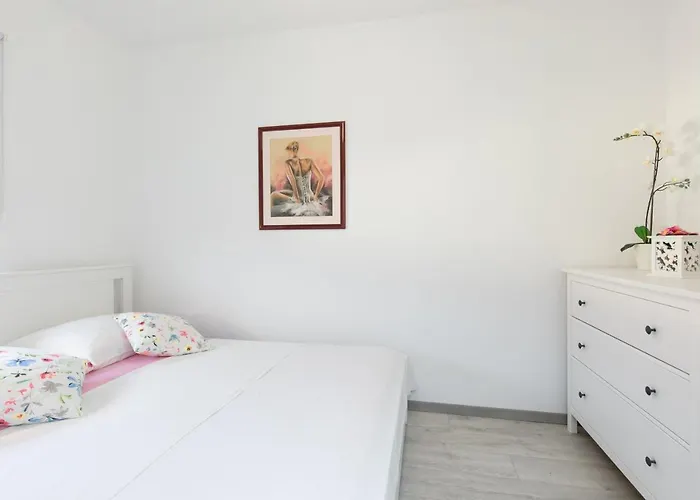 Brand New Viktorija Just 250m From The Beach!